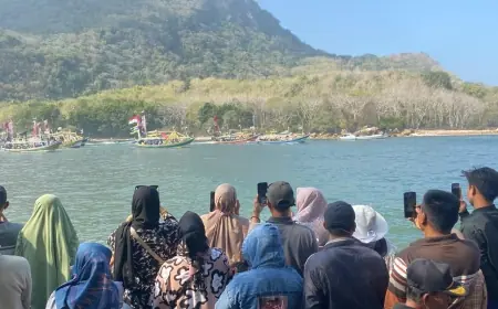 Petik Laut Puger Kulon Disambut Olahraga Surfing, Ribuan Pasang Mata Dibuat Takjub