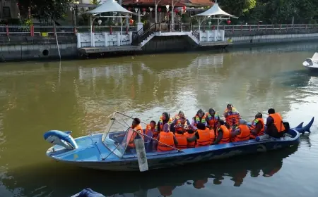 Peringatan Hari Anak Nasional, TPS Ajak Edukasi Balita Berwisata Perahu Susur Sungai Kalimas Surabaya