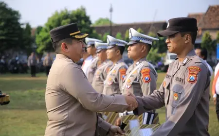 Kapolres Madiun Berikan Penghargaan kepada Anggota Berprestasi