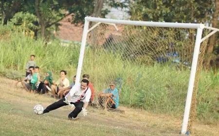 Hadiri Peringatan Hari Lahir Kesebelasan Putra Jaya Ke 53, Rusdi Sutejo Jadi Penjaga Gawang