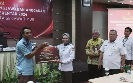 Simbolis KPU Jatim Serahkan Uang Penerima Hak Ahli Waris Santunan Dua Pantarlih Meninggal Dunia