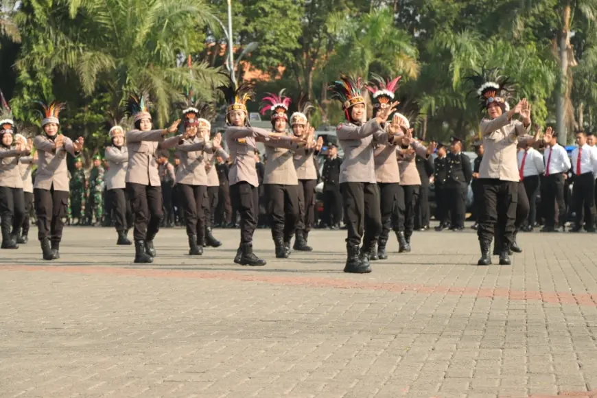 Tarian Polwan Warnai Kenaikan Pangkat 51 Personel Polres Gresik - Suara ...