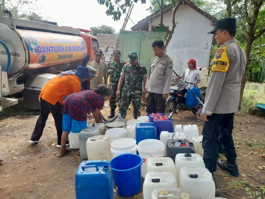 Polisi Bondowoso Bantu Salurkan Bantuan Air Bersih Bagi Warga Terdampak Kekeringan