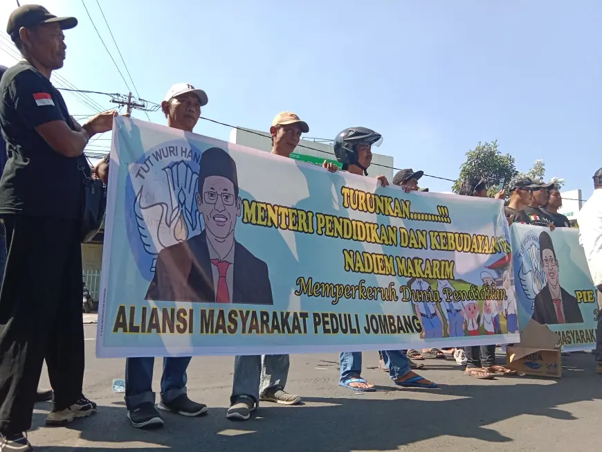 Demo Aliansi Masyarakat Peduli Pendidikan Jombang Tuntut Nadiem Makarim Mundur