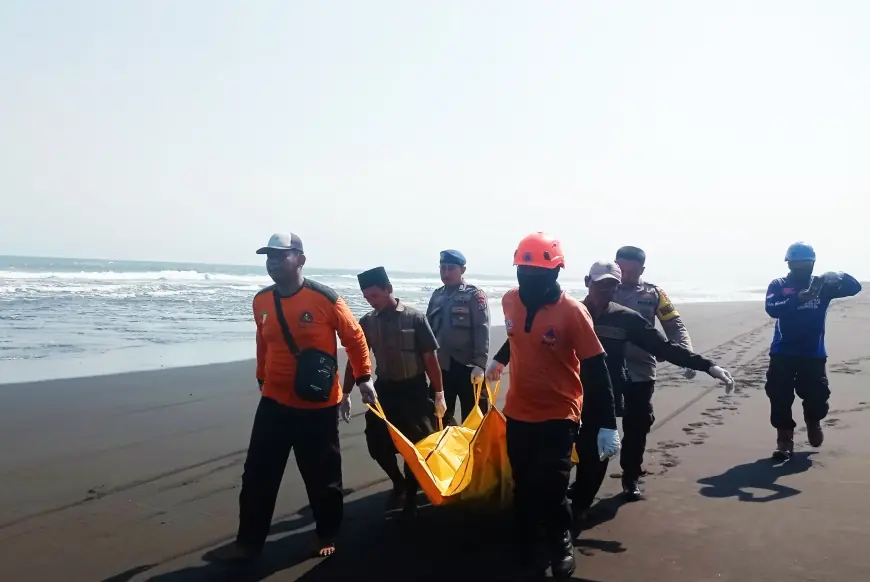 Penjaring Ikan Asal Lumajang Ditemukan Membusuk di Pantai Paseban Jember