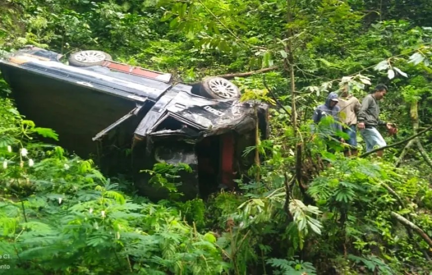 Hati-Hati Melintasi Gunung Gumitir, Pikap Jatuh ke Jurang Sedalam Puluhan Meter