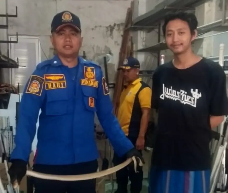 Petugas Damkar Jember Amankan Ular Kobra di Gudang Aluminium