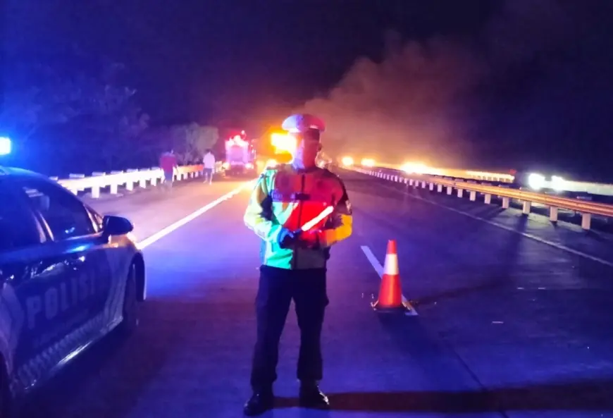 Korsleting Listrik, Bus Gunung Harta Terbakar Hebat di Tol Jombang - Mojokerto