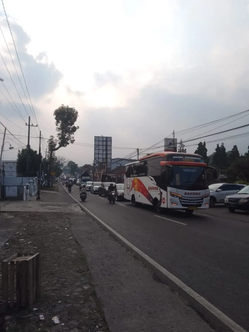 Macet Panjang Jalan Raya Trunojoyo, Warga Sebut Akibat Dari Wana Wisata Santera Pujon