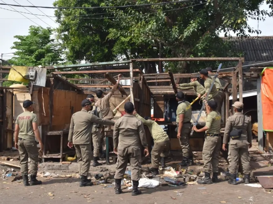 Progres Penertiban PKL Selesai 90 Persen, Satpol PP Jaga Keamanan Pasar Loak Dupak Rukun Surabaya