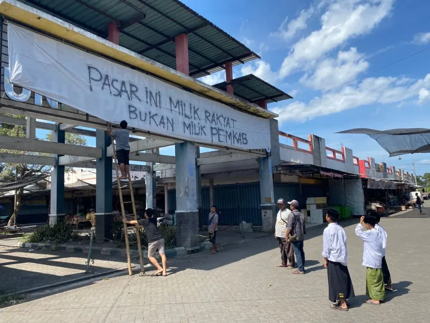 Pedagang Pasar Baru Kencong Mengamuk, Logo Pemkab Jember Ditutup Kain Kafan