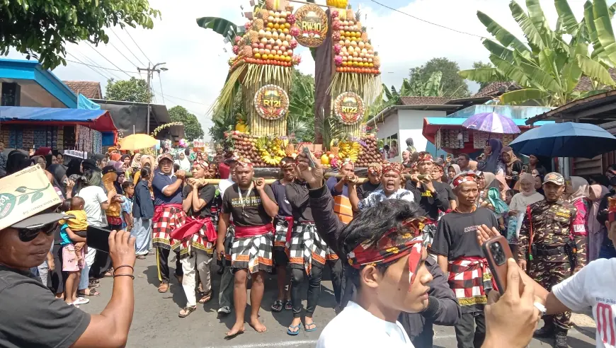 Lestarikan Tradisi, Warga Kaki Gunung Arjuno Gelar Ancak Gunungan