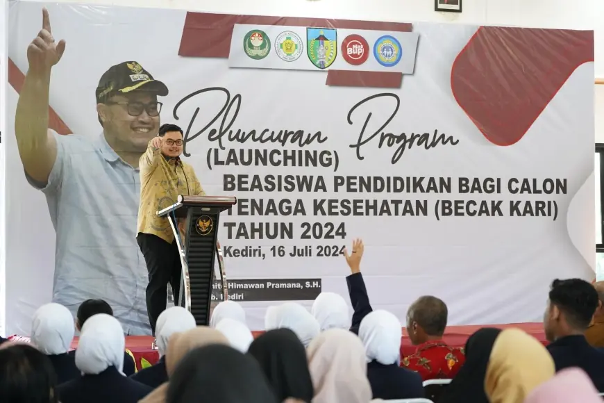 Luncurkan Beasiswa Becak Kari, Mas Dhito Wujudkan Mimpi Warganya Sekolah Ilmu Kesehatan Gratis