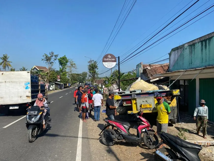 Ban Kanan Meletus, Fuso Muatan Semen Imasco Tabrak Dua Ruko Serta Dua Motor