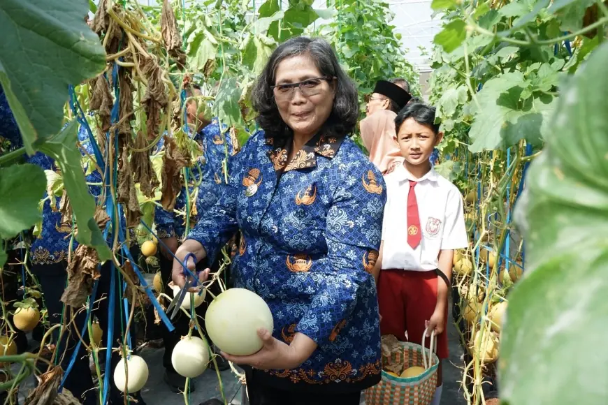 Peringati Hari Anak, Pj Wali Kota Kediri Petik Melon Bersama Anak-anak