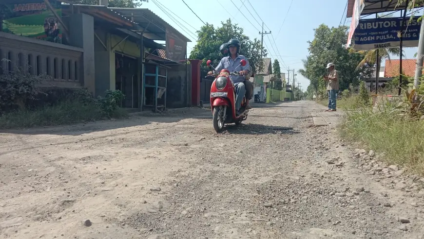 Gara-gara Mulai 2018 Jalan Jalur Kabupaten Tak Kunjung Diperbaiki, Kades Baujeng Sampai Didemo Warga