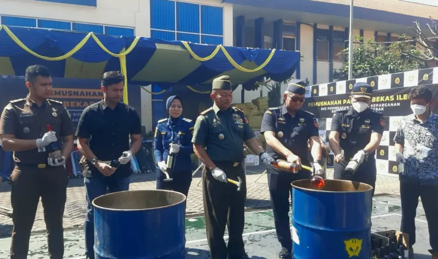 Kanwil Bea Cukai Jawa Timur I Tanjung Perak Lakukan Pemusnahan 4 Ton Impor Ballpress Ilegal