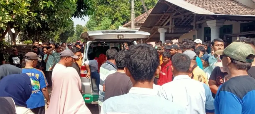 Jenazah Remaja Korban Laka Air Nganjuk Dibawa Ke Rumah Duka