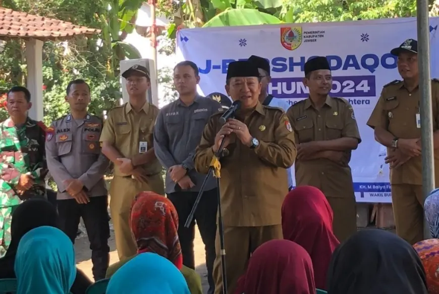 Hari ke 30 J–Bershodaqoh, Bupati Jember Bersama Dinsos Serahkan Bantuan di Kecamatan Wuluhan, 