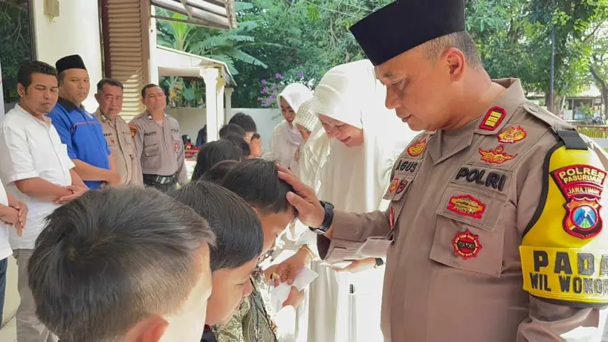 Senyum Ceria Puluhan Anak Yatim Terima Santunan dari Kapolsek Wonorejo