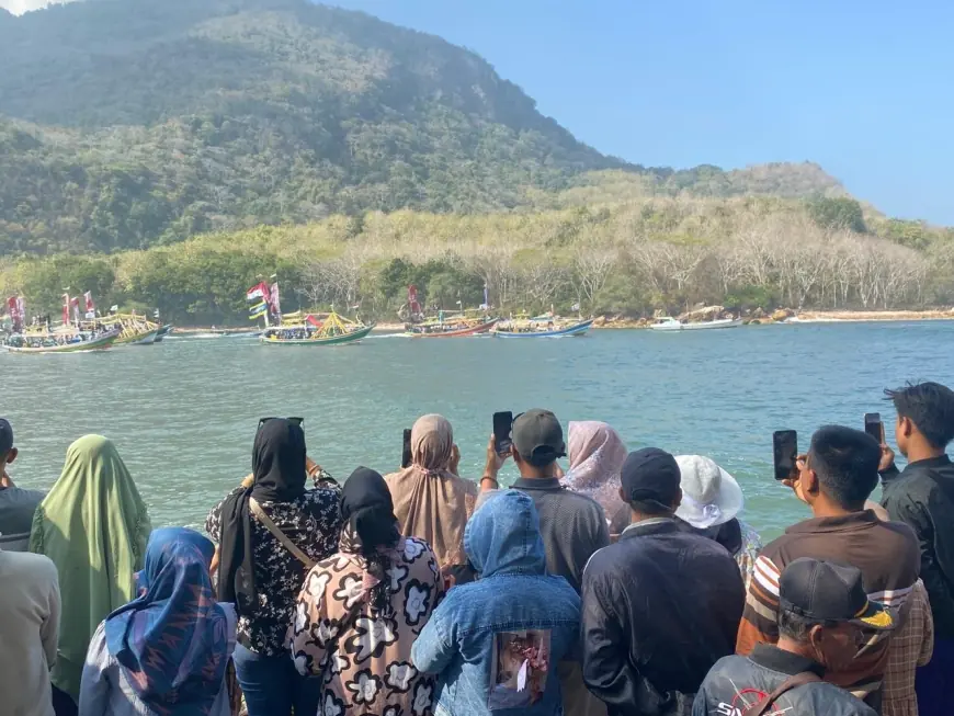 Petik Laut Puger Kulon Disambut Olahraga Surfing, Ribuan Pasang Mata Dibuat Takjub