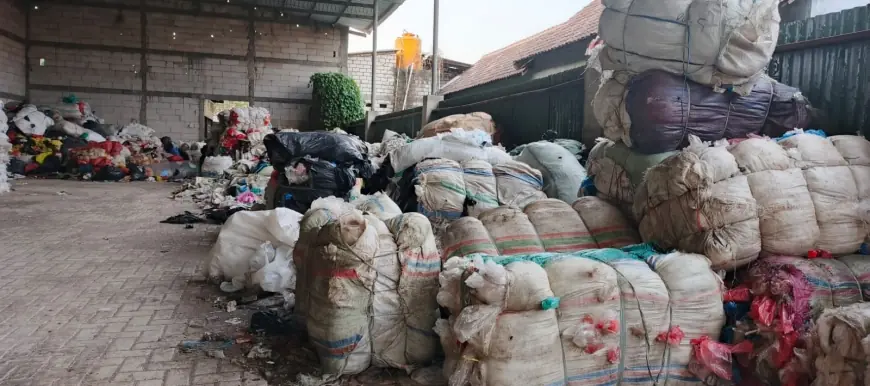 Gudang Sampah Plastik dan Rumah Produksi Daur Ulang Diduga Cemari Sumur Warga