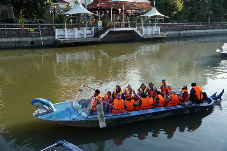 Peringatan Hari Anak Nasional, TPS Ajak Edukasi Balita Berwisata Perahu Susur Sungai Kalimas Surabaya