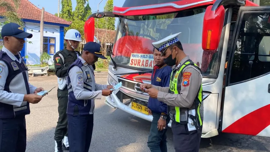 Puluhan Kendaraan Terjaring Operasi Patuh Semeru 2024 di Terminal Bus Caruban