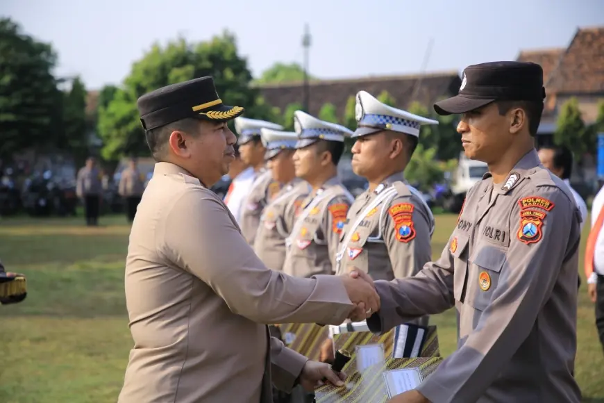 Kapolres Madiun Berikan Penghargaan kepada Anggota Berprestasi