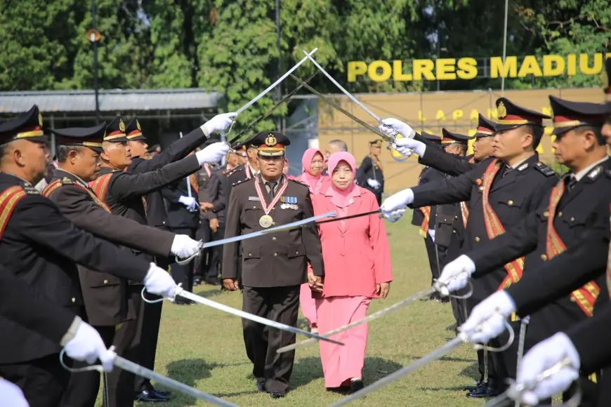 Polres Madiun Gelar Upacara Wisuda Purna Bhakti 2024.