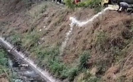 Geram Limbah Cemari Sungai, Warga Baujeng Prigen Datangkan Truk Tangki Air