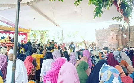 Didominasi Emak-emak, Ratusan Warga Nganjuk Berebut Gunungan Hasil Bumi