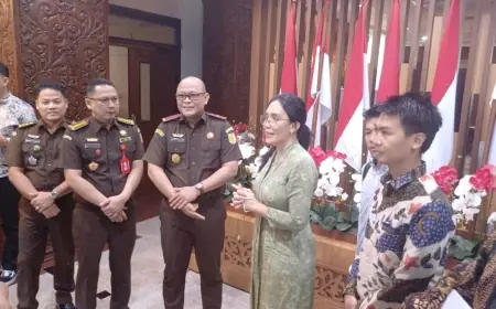 Vonis Bebas Ronald Tannur, Rieke Dyah Pitaloka Datangi Kejati Jatim Kawal Justice for Dini Sera Afriyanti