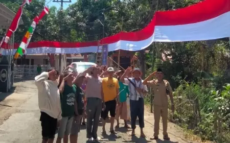 HUT RI ke-79, Warga Desa Bandilan Bondowoso Bentangkan Bendera Merah Putih 1.600 Meter