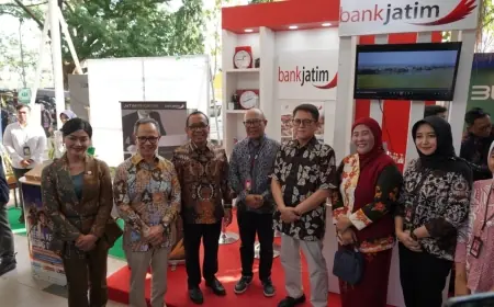 Bank Jatim Dukung Program EKI OJK Bagikan Fasilitas Tenda UMKM Desa di Bojonegoro