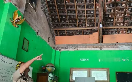 Genting Rusak, Sekolah di Pelosok Probolinggo Harus Pakai Banner Bekas Agar Tidak Bocor