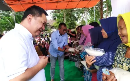 Bagi-Bagi Beras, Ini Harapan Pengusaha Tembakau Bondowoso Kepada Bambang Soekwanto