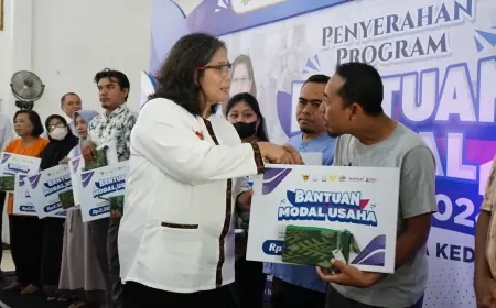 Pj Wali Kota Kediri Serahkan Bantuan Modal Usaha DBHCHT Tahun 2024