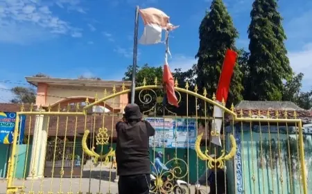 Aktifis Peduli Merah Putih Nganjuk Turunkan Bendera Lusuh dan Robek