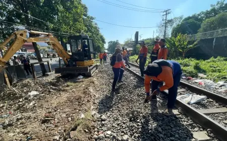 KAI Daop 8 Surabaya Sterilisasi Jalur Kereta Api untuk Tingkatkan Keamanan dan Kebersihan