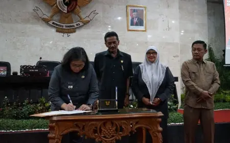 Pj Wali Kota Kediri Tanda Tangani Persetujuan Tiga Raperda Bersama DPRD Kota Kediri