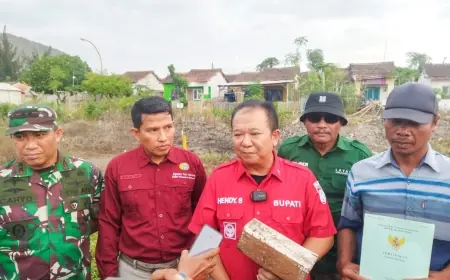 Bupati Jember Serahkan Sertifikat Perumahan Land Consolidation Kepada Warga Kampung Nelayan