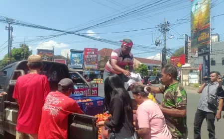Harga Tomat Hancur, Petani di Jember Bagi-Bagikan di Depan Kantor DPRD