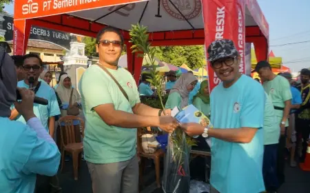 SIG Pabrik Tuban Bagikan Ribuan Bibit Pohon Kepada  Warga Tuban