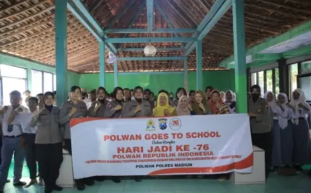 Polwan Goes to School Bawa Pesan Positif ke SMK WIjaya Kusuma Madiun