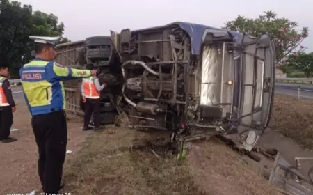 Lakalantas Bus Di Tol Jombang - Mojokerto,  Kernet Asal Nganjuk Tewas
