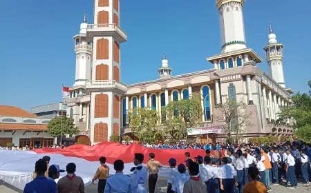Sebanyak 79 Santri Ponpes Gadingmangu Jombang Bentangkan Bendera Merah Putih Raksasa