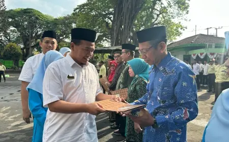 Upacara HUT Ke-79 RI, PG Ngadiredjo Beri Penghargaan Karyawan Masa Kerja 30 dan 35 Tahun