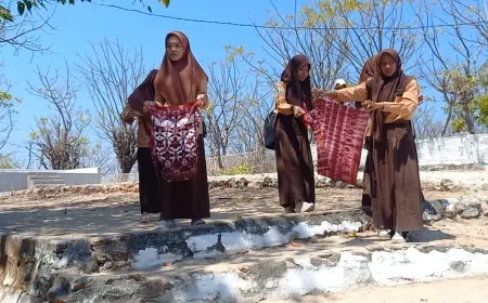 Semangat Kemerdekaan RI, Pemuda Pulau Gili Ketapang Membatik Merah Putih