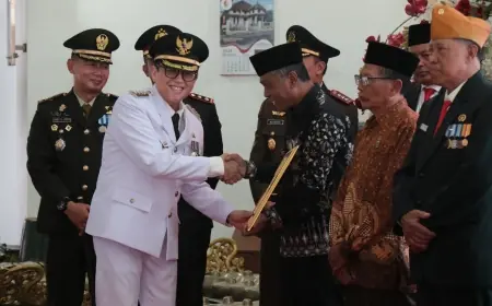 Pj Bupati Bojonegoro Berikan Tali Asih dan Penghargaan Pada Tokoh Pejuang Kemerdekaan
